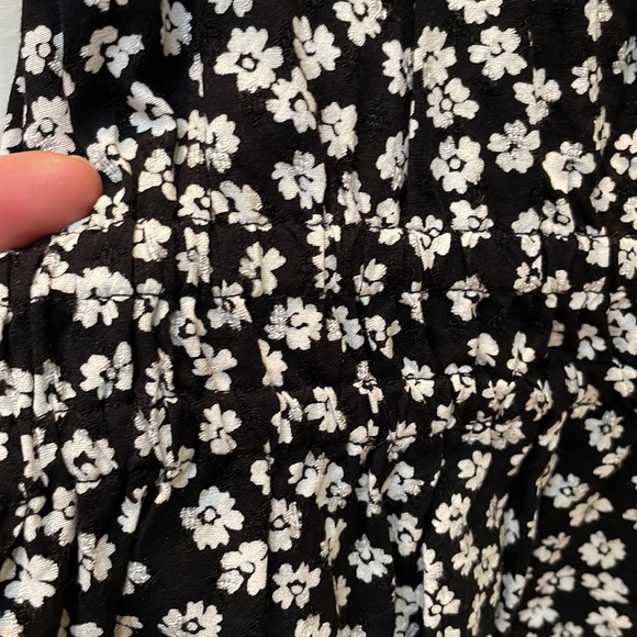 Abercrombie and Fitch black and white floral  top size XS - Picture 4 of 7